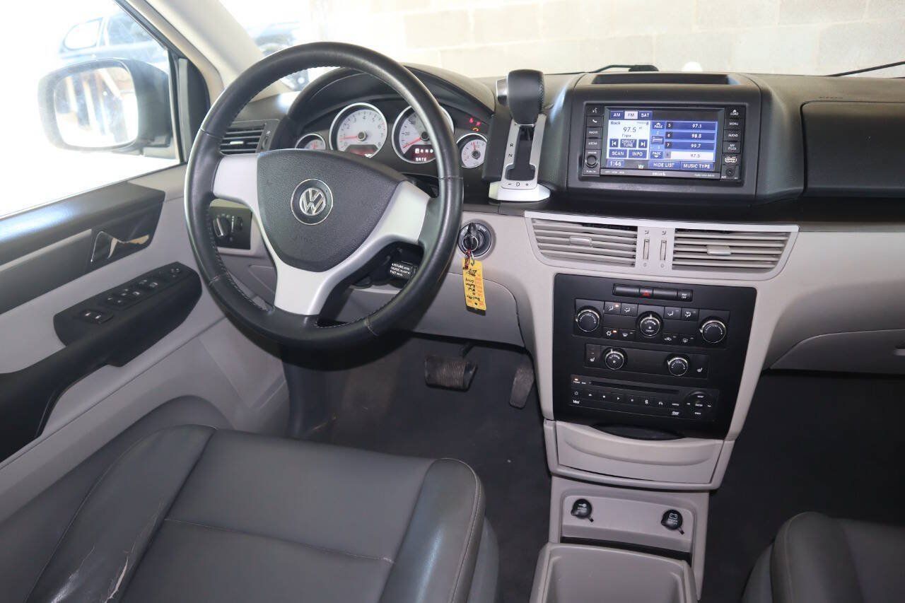 Used 2010 Volkswagen Routan SE FWD image 34
