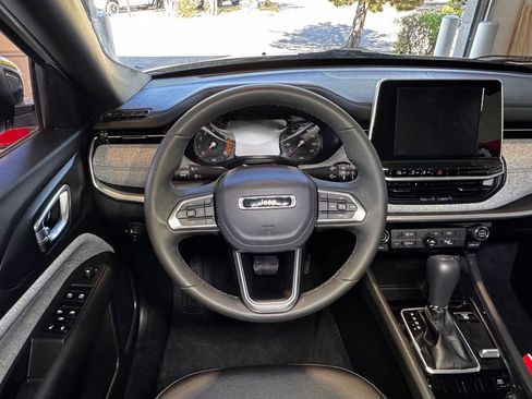 Used 2025 Jeep Compass Latitude AWD/4WD image 15