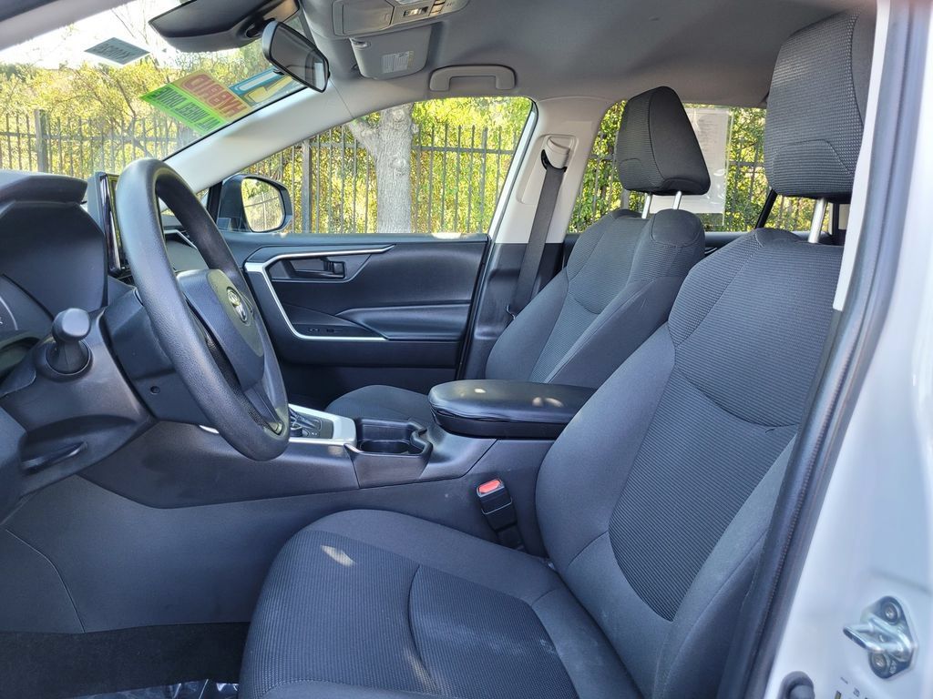 Used 2021 Toyota RAV4 LE AWD/4WD image 12