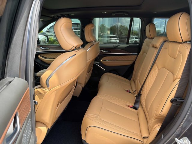 Used 2025 Jeep Grand Cherokee Summit w/ Obsidian Package AWD/4WD image 16