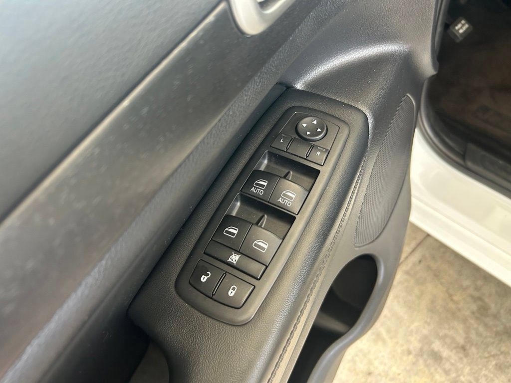 Used 2017 Jeep Grand Cherokee Altitude RWD image 38