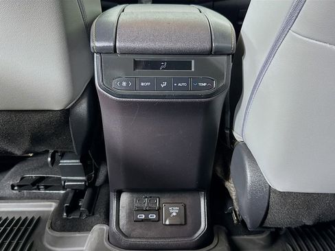Used 2023 Toyota Highlander Bronze Edition AWD/4WD image 28