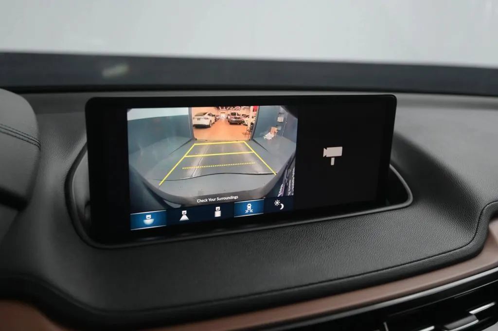 Used 2022 Acura MDX SH-AWD image 25