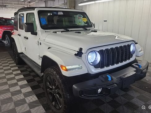 Used 2024 Jeep Wrangler Unlimited w/ Convenience Group AWD/4WD image 4