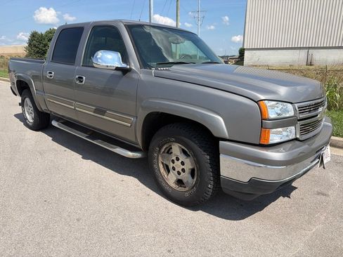 Used 2006 Chevrolet Silverado 1500 LT w/ Light Duty Power Package AWD/4WD image 2