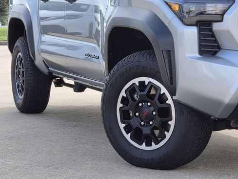 Used 2025 Toyota Tacoma TRD Off-Road AWD/4WD image 11