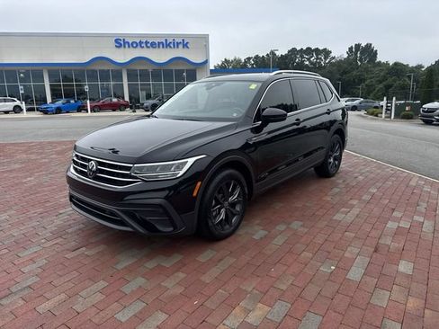 Used 2023 Volkswagen Tiguan SE FWD image 1