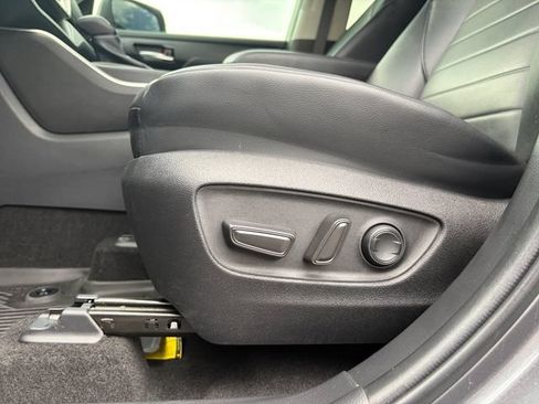 Used 2023 Toyota Highlander XLE AWD/4WD image 19