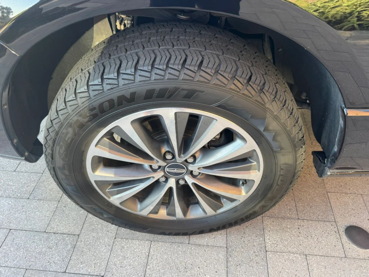 Used 2017 Lincoln Navigator Select AWD/4WD image 25