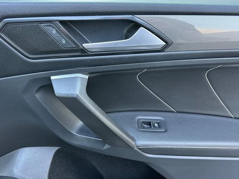 Used 2022 Volkswagen Tiguan SE w/ Panoramic Sunroof Package image 19