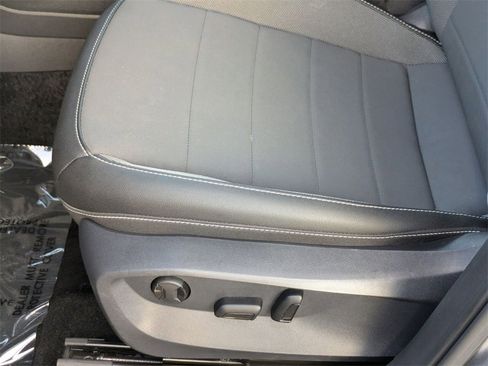 Used 2024 Volkswagen Taos SE image 15