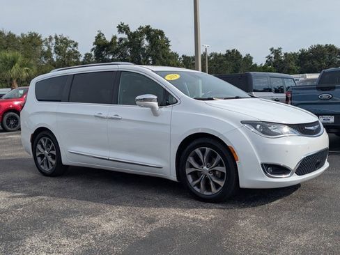 Used 2019 Chrysler Pacifica Limited w/ Tire & Wheel Group image 3
