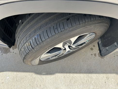 Certified 2024 Toyota Highlander XLE image 10