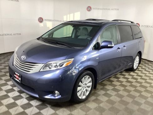 Used 2017 Toyota Sienna Limited Premium image 1