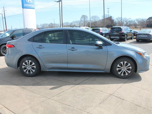 Used 2021 Toyota Corolla LE image 3