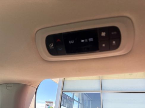 Used 2023 Chrysler Pacifica Touring-L AWD/4WD image 34