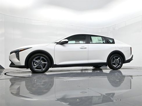 New 2025 Kia K4 LXS image 33