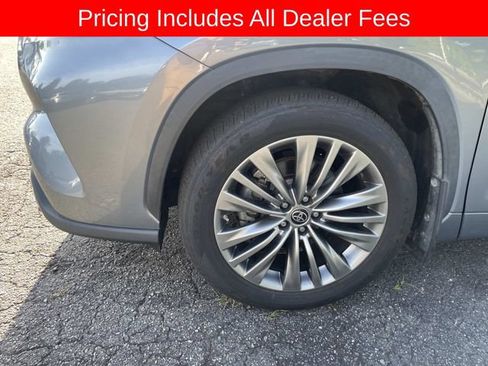 Used 2022 Toyota Highlander Platinum AWD/4WD image 2