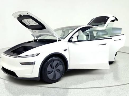 Used 2026 Tesla Model Y AWD image 13
