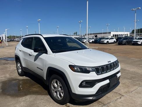Used 2024 Jeep Compass Latitude AWD/4WD image 5