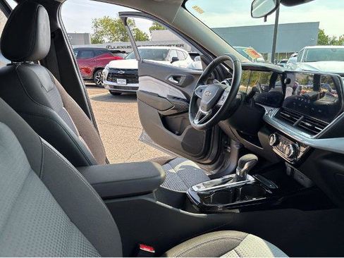 Used 2024 Chevrolet Trax LT w/ Driver Confidence Package FWD image 16