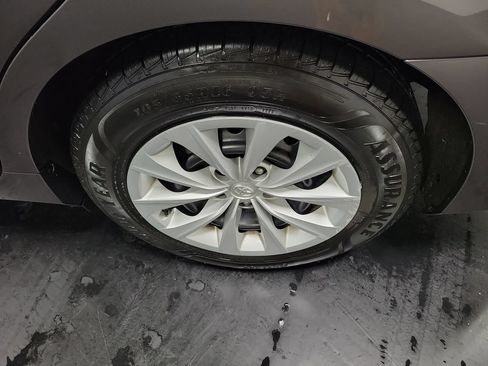 Used 2015 Toyota Camry LE FWD image 12