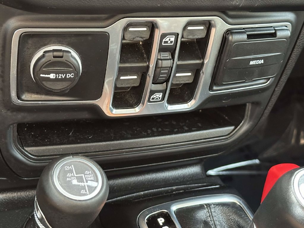 Used 2024 Jeep Wrangler Unlimited Sahara w/ Technology Group AWD/4WD image 27