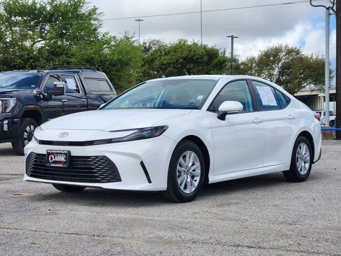 Used 2025 Toyota Camry LE image 3