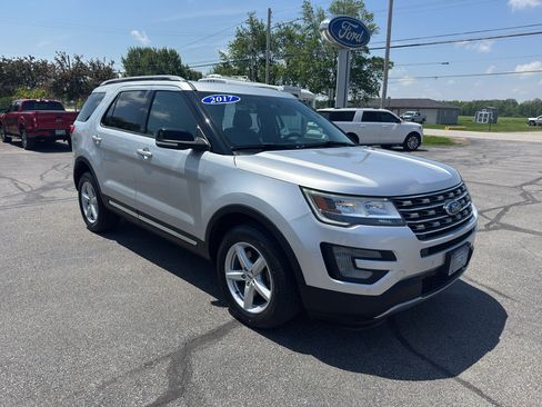 Used 2017 Ford Explorer XLT w/ Equipment Group 202A AWD/4WD image 3