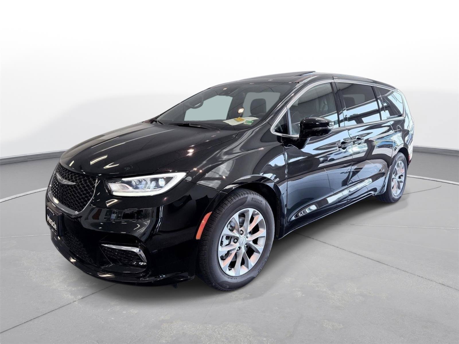 Used 2026 Chrysler Pacifica Limited FWD image 8