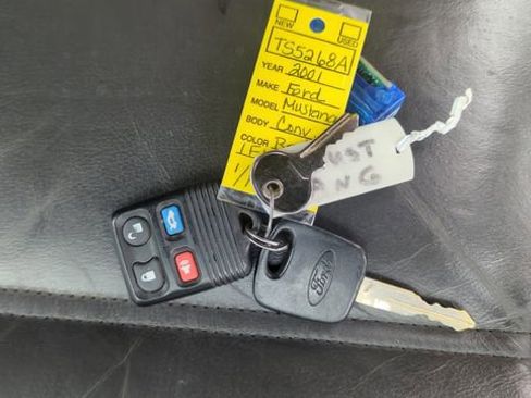 Used 2001 Ford Mustang Convertible RWD image 31