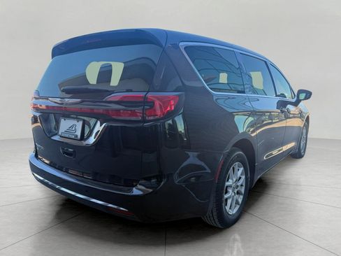 Used 2024 Chrysler Pacifica Touring-L image 13