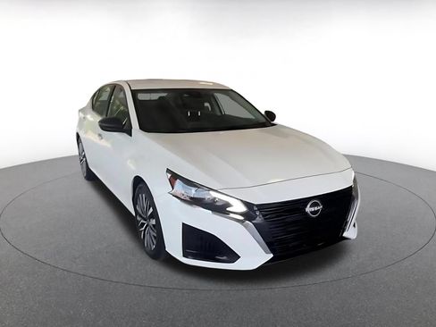 Used 2025 Nissan Altima 2.5 SV FWD image 3