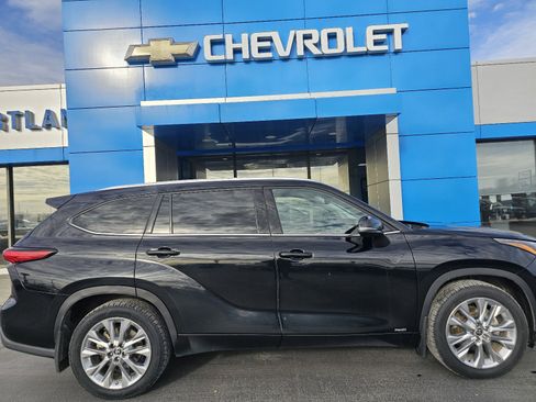 Used 2023 Toyota Highlander Limited image 2