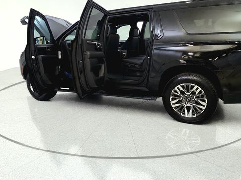 Used 2025 Chevrolet Suburban Z71 AWD/4WD image 12