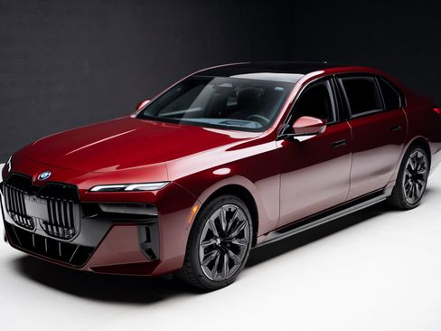 Used 2023 BMW i7 xDrive60 w/ Parking Assistance Package image 5