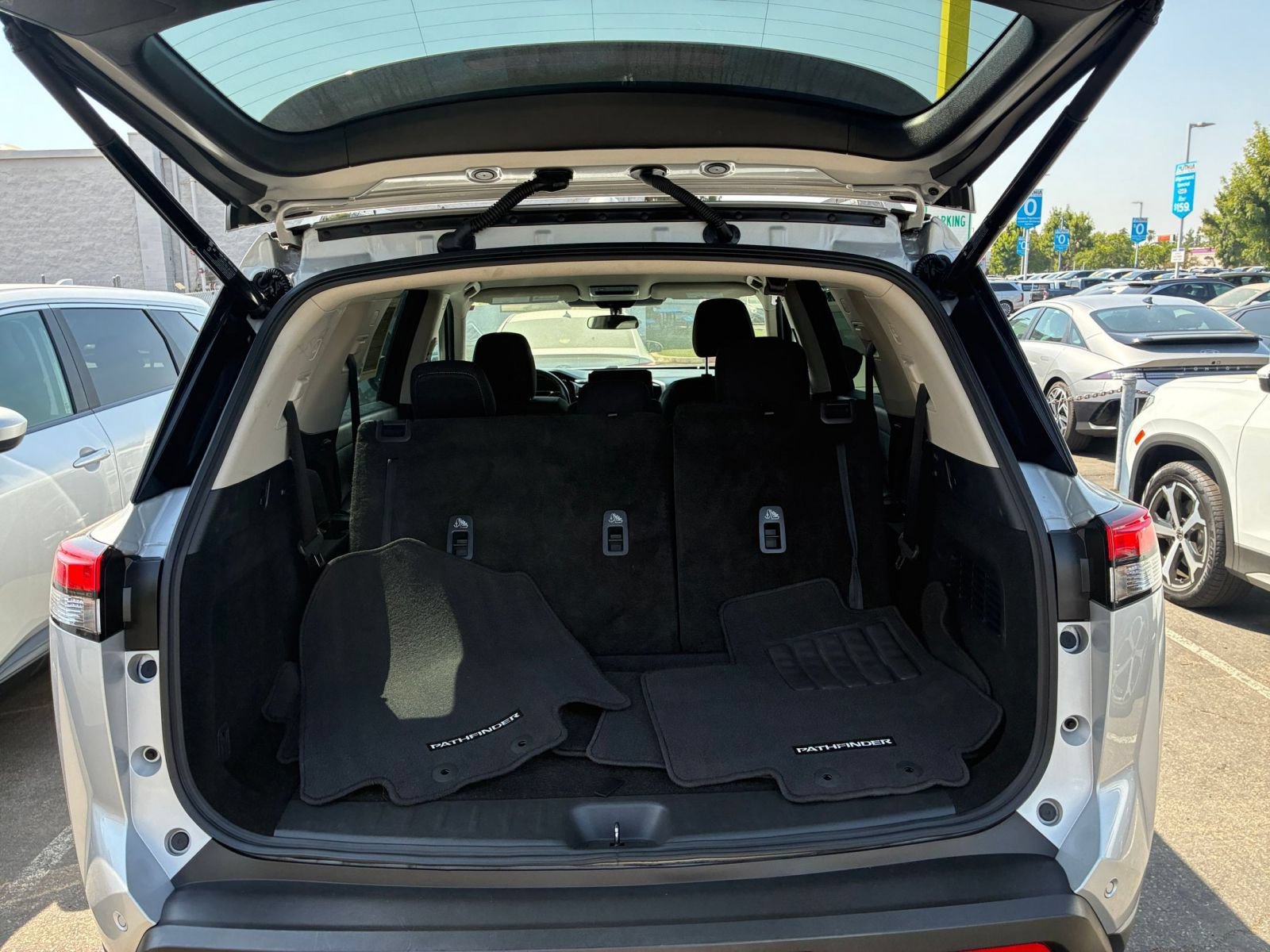 Used 2025 Nissan Pathfinder SV AWD/4WD image 33