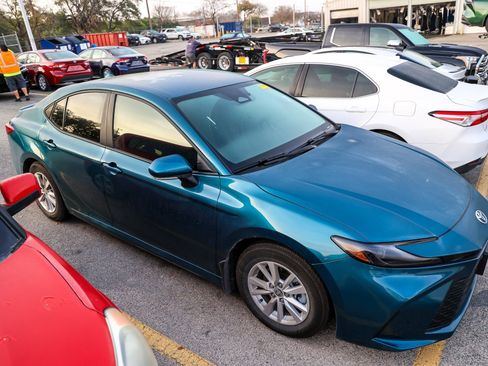 Used 2025 Toyota Camry LE w/ Convenience Package image 6