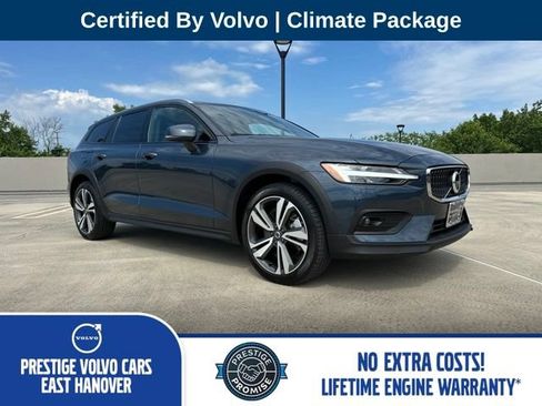 Certified 2025 Volvo V60 B5 Cross Country Plus AWD/4WD image 1