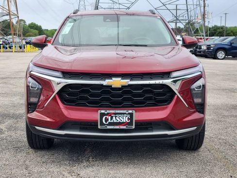 Used 2025 Chevrolet Trax LT w/ LT Convenience Package FWD image 2