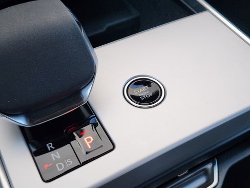 New 2025 Land Rover Range Rover Long Wheelbase SE image 19