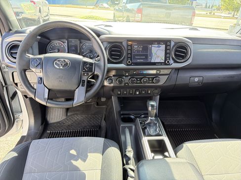 Used 2020 Toyota Tacoma TRD Off-Road w/ Technology Package AWD/4WD image 12