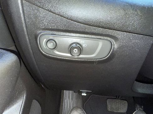 Used 2018 Chevrolet Equinox LT image 38