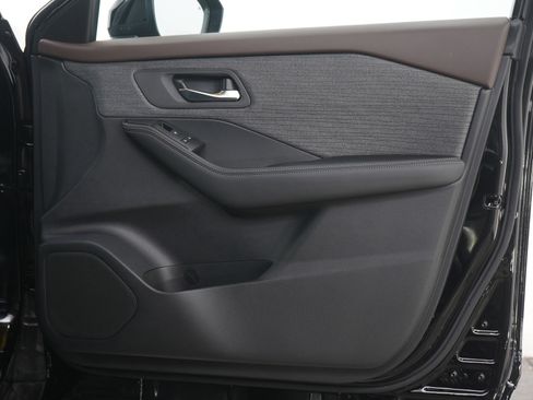 Used 2023 Nissan Rogue SV image 11