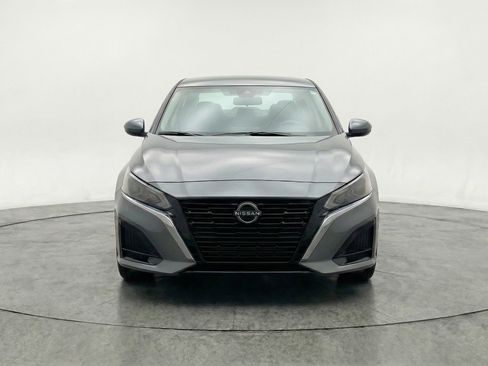 Used 2025 Nissan Altima 2.5 SV image 2