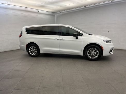 New 2026 Chrysler Pacifica Select image 2