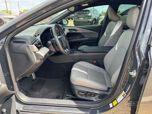Used 2025 Toyota Camry SE w/ Convenience Package FWD image 12
