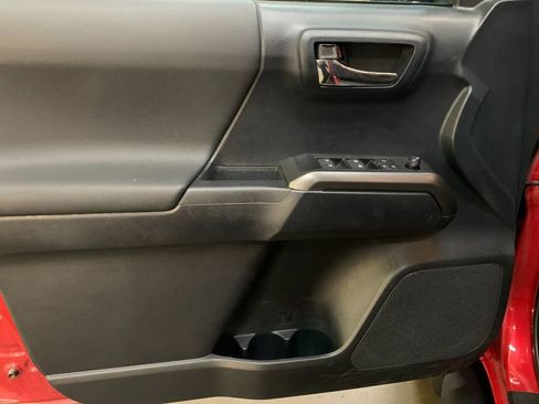 Used 2019 Toyota Tacoma TRD Sport image 12