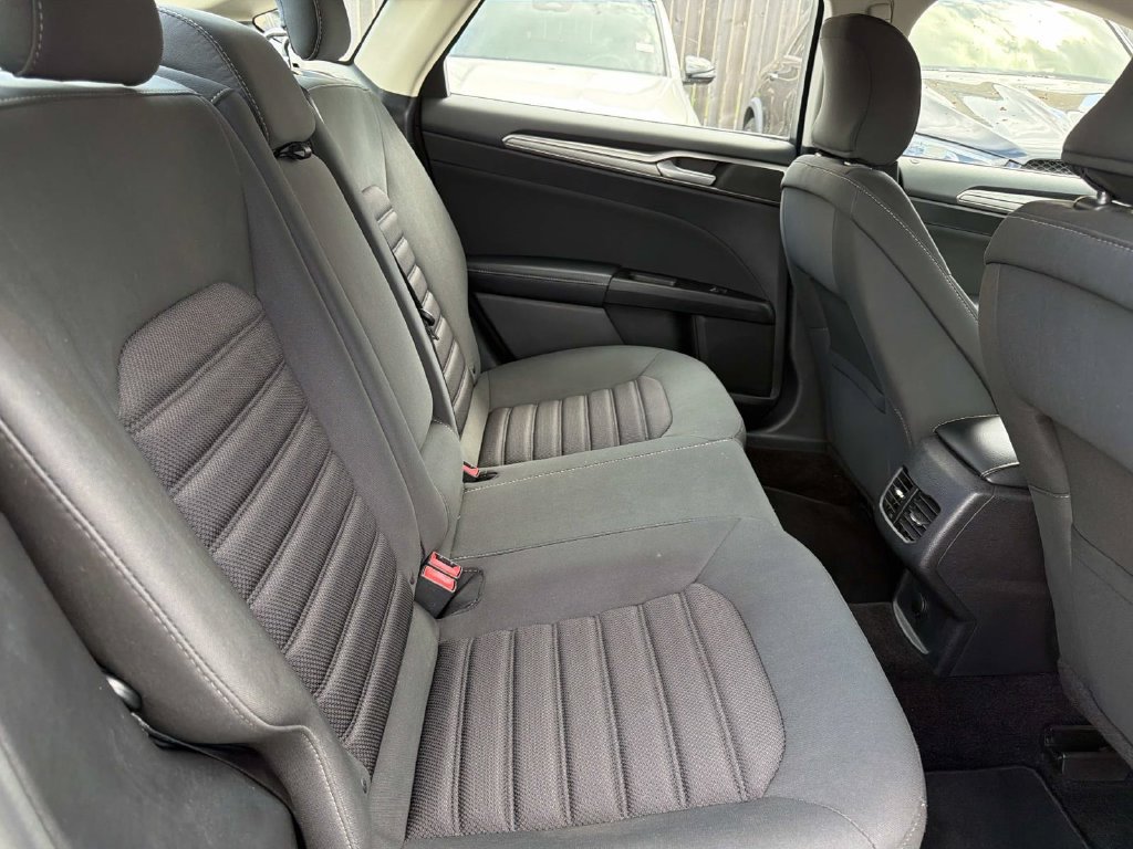 Used 2017 Ford Fusion SE w/ Fusion SE Technology Package FWD image 9