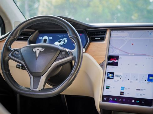 Used 2018 Tesla Model X 75D AWD/4WD image 9